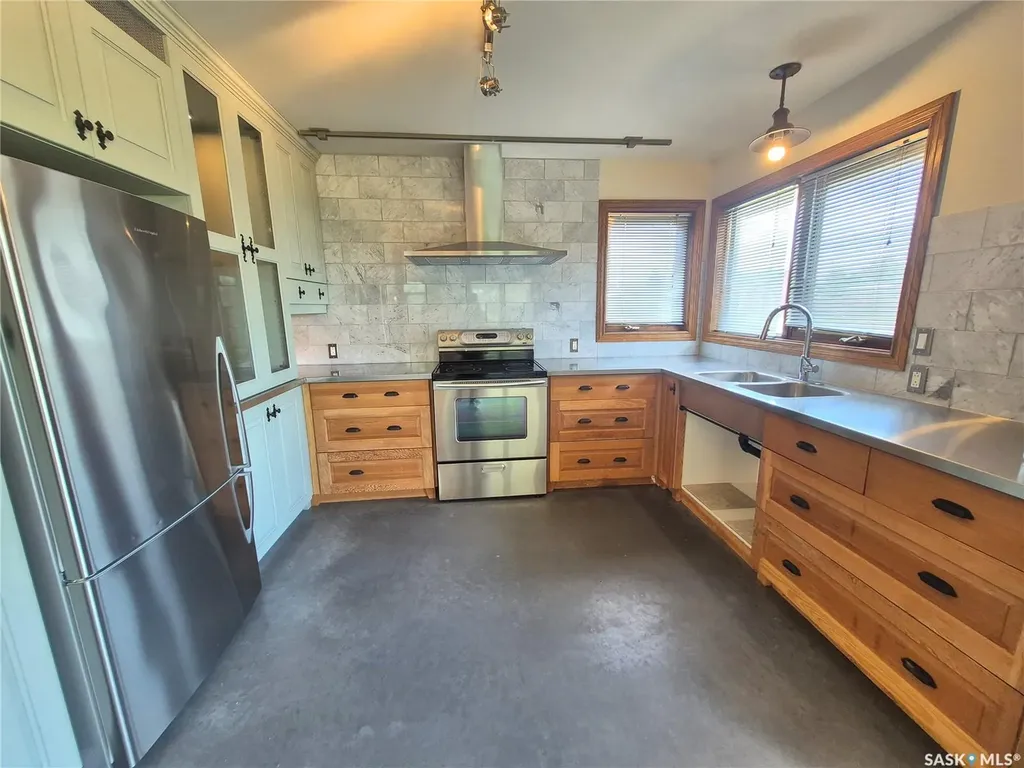 825 Geisen Street Radville SK S0C 2G0