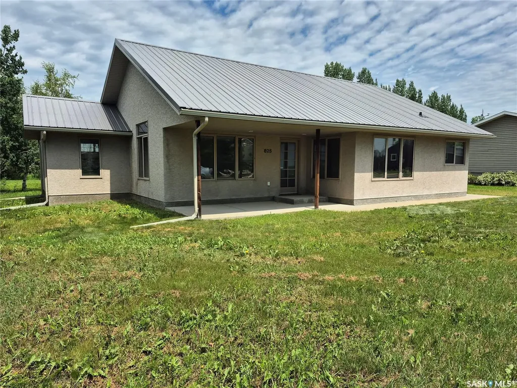 825 Geisen Street Radville SK S0C 2G0