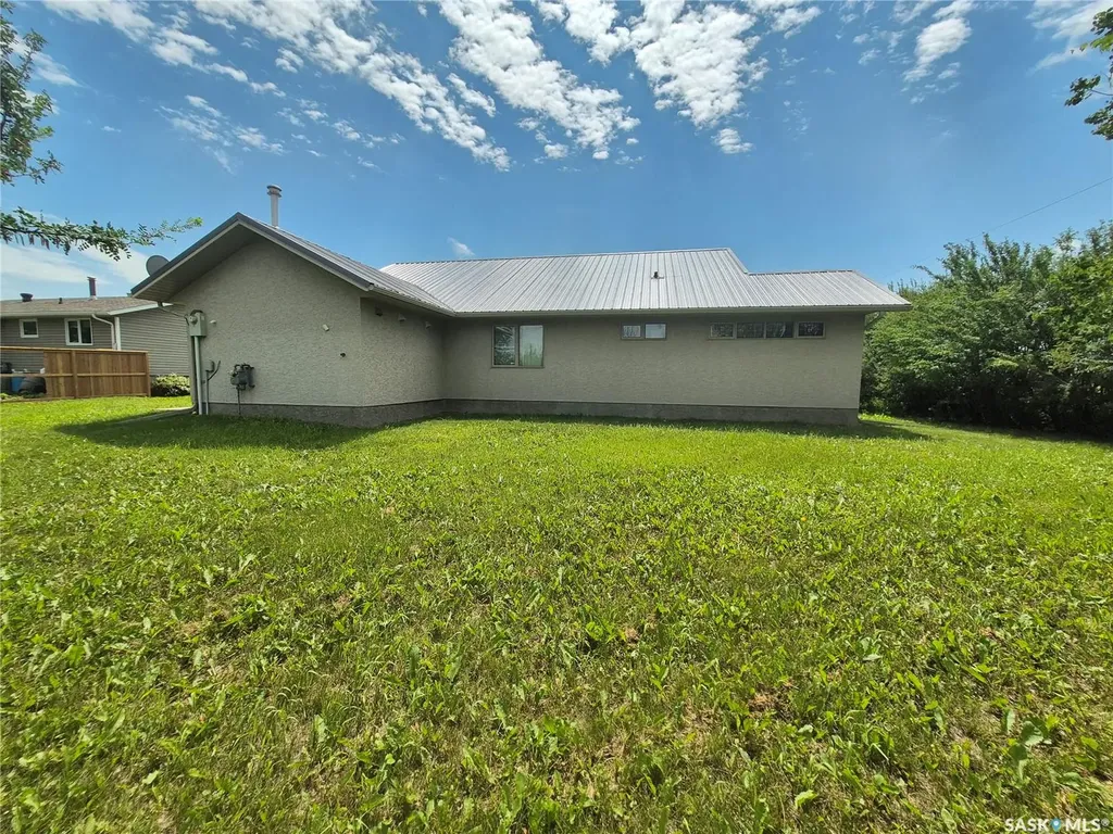 825 Geisen Street Radville SK S0C 2G0