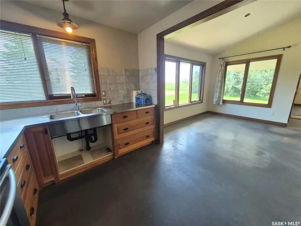 825 Geisen Street Radville SK S0C 2G0