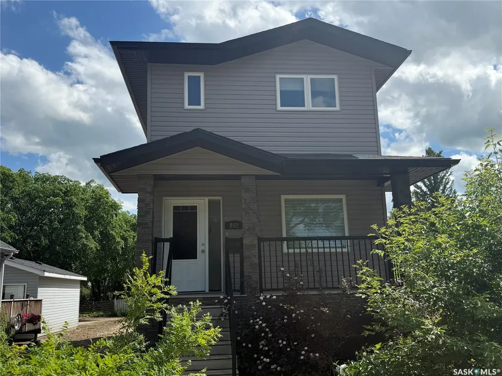 802 Park Avenue Weyburn SK S4H 0K2