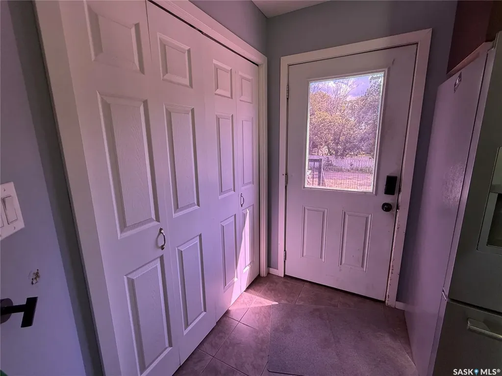 802 Park Avenue Weyburn SK S4H 0K2