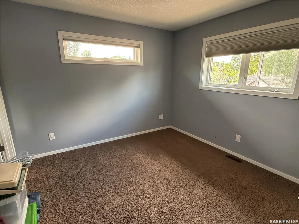802 Park Avenue Weyburn SK S4H 0K2