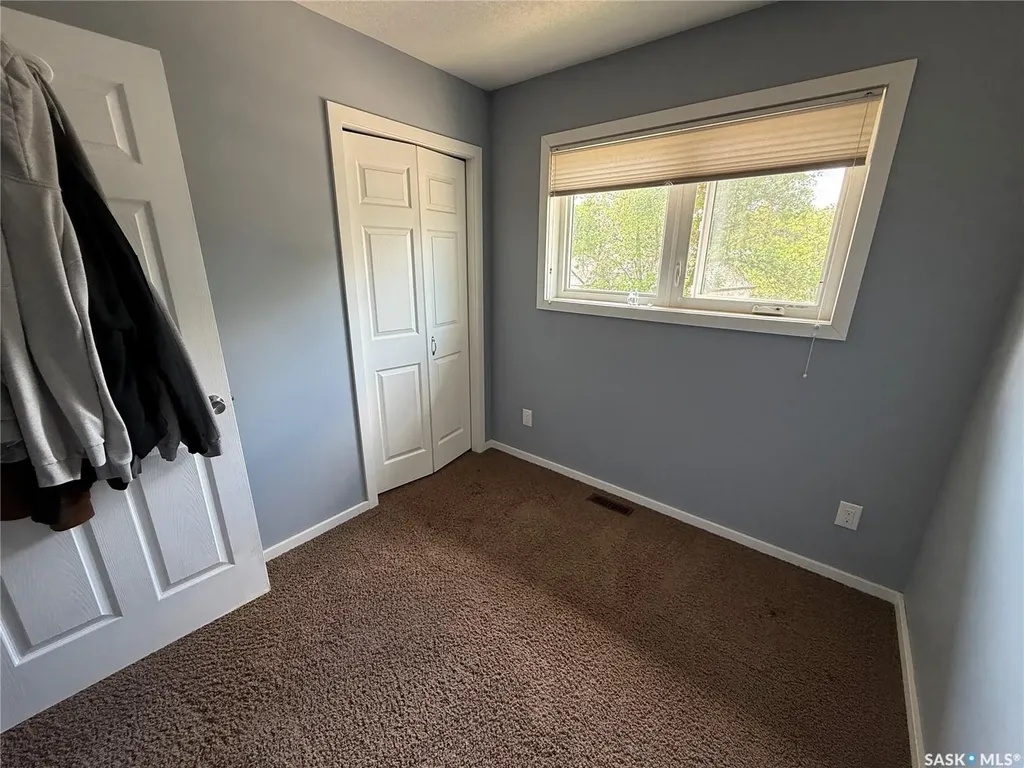 802 Park Avenue Weyburn SK S4H 0K2