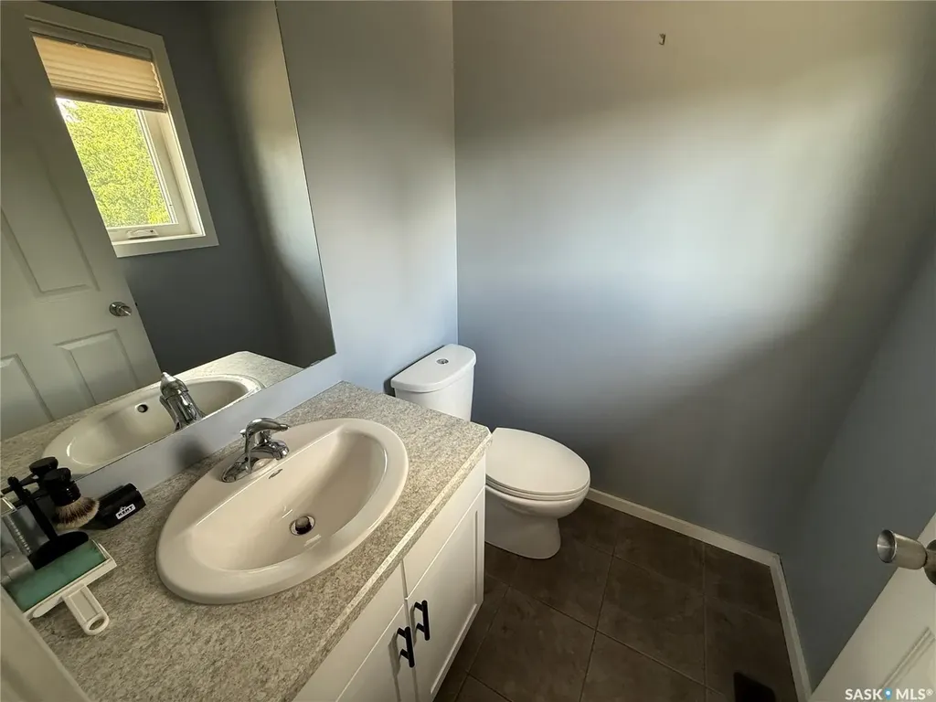 802 Park Avenue Weyburn SK S4H 0K2
