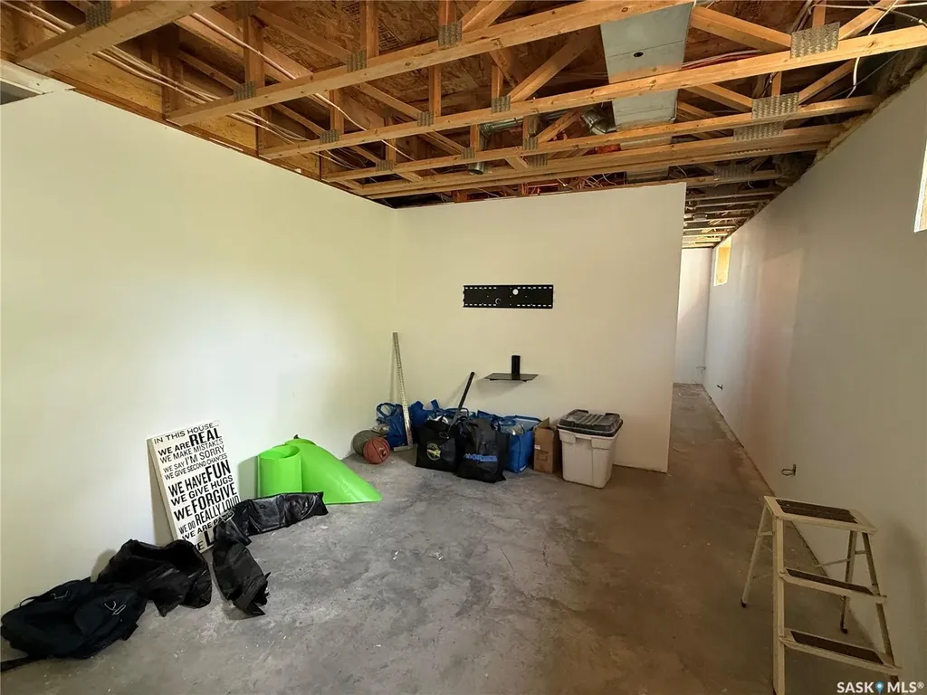 802 Park Avenue Weyburn SK S4H 0K2