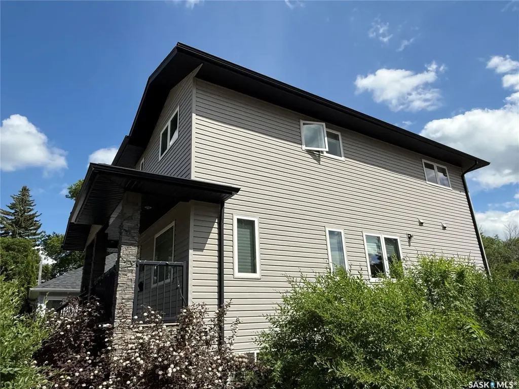 802 Park Avenue Weyburn SK S4H 0K2