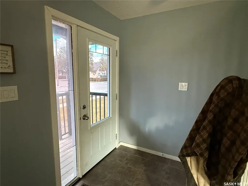 802 Park Avenue Weyburn SK S4H 0K2