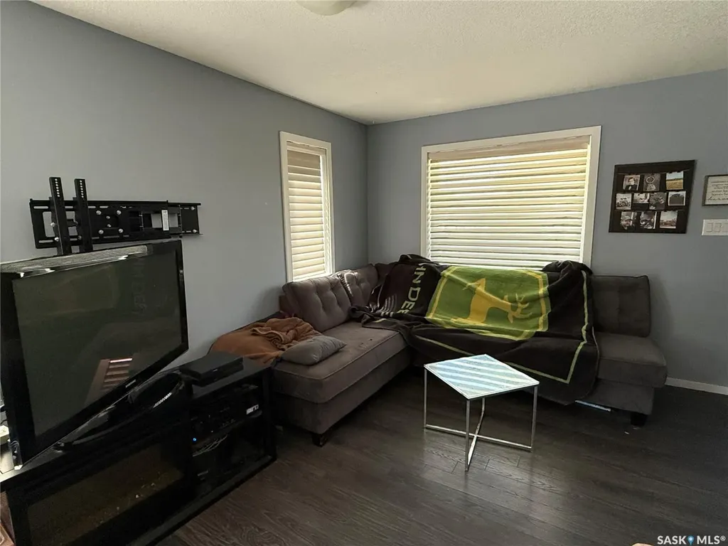 802 Park Avenue Weyburn SK S4H 0K2