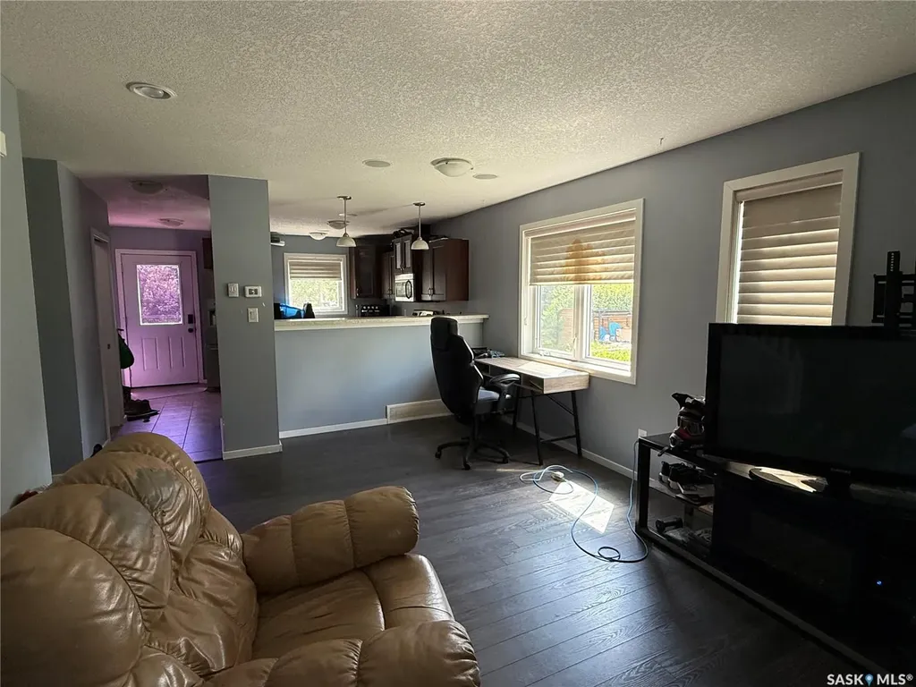 802 Park Avenue Weyburn SK S4H 0K2