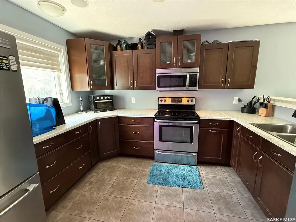 802 Park Avenue Weyburn SK S4H 0K2
