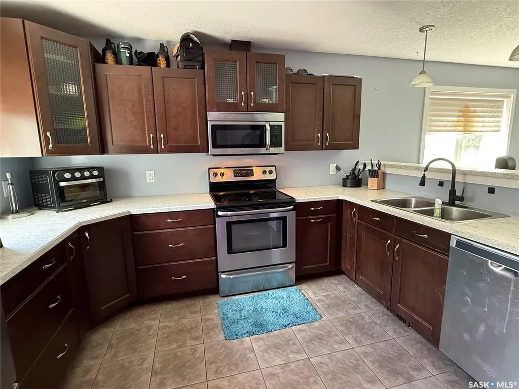 802 Park Avenue Weyburn SK S4H 0K2