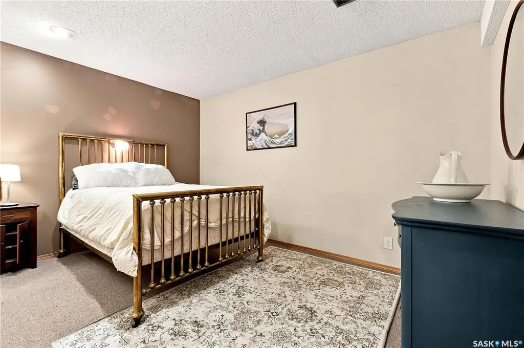 146 Highbury Place Saskatoon SK S7H 4X7