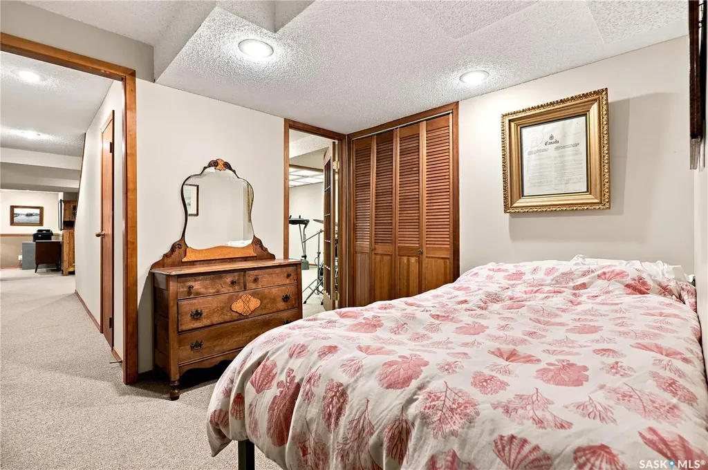 146 Highbury Place Saskatoon SK S7H 4X7