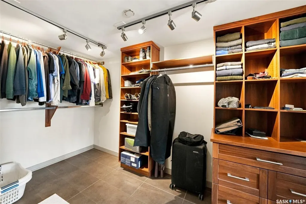 315 5th Avenue N Saskatoon SK S7K 5Z8