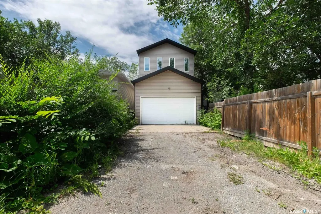 1337 Montague Street Regina SK S4T 3J1