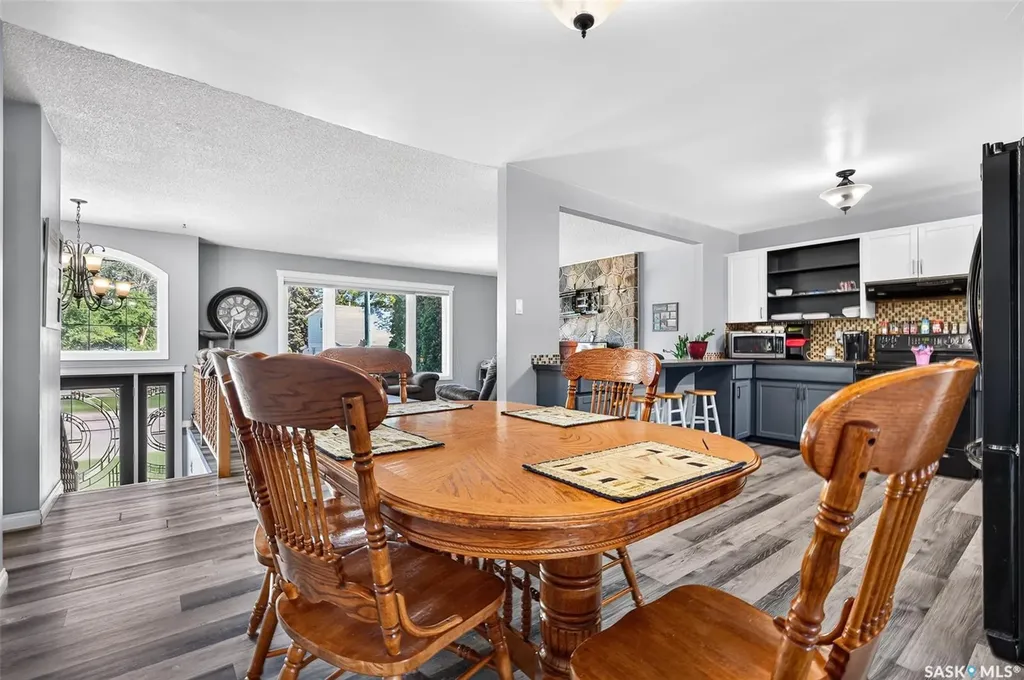 1207 Grandview Street W Moose Jaw SK S6H 5M3