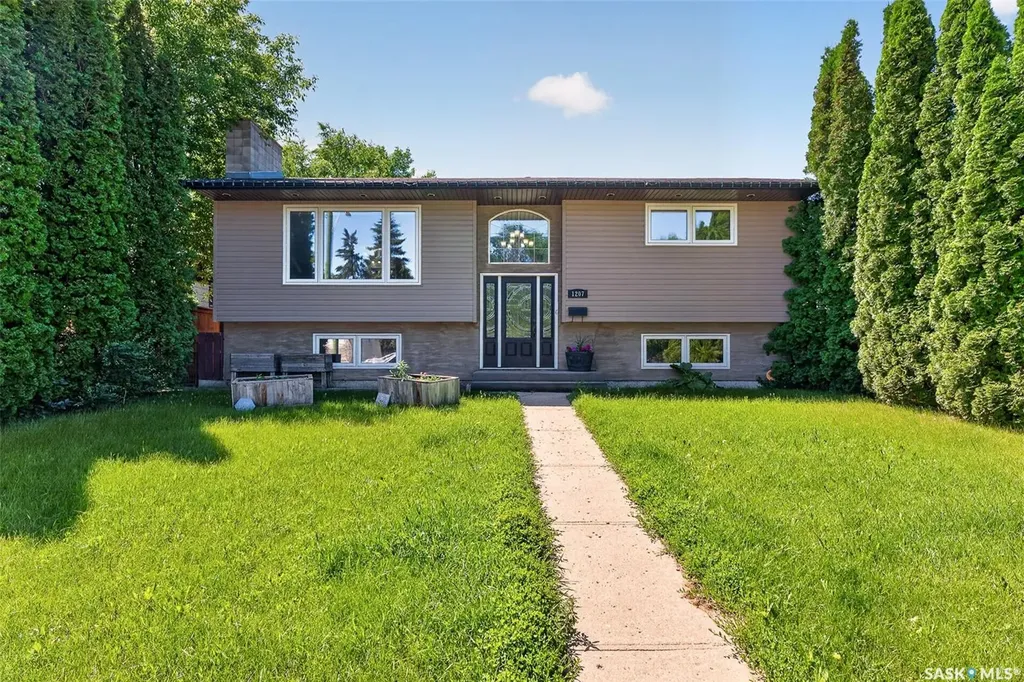 1207 Grandview Street W Moose Jaw SK S6H 5M3