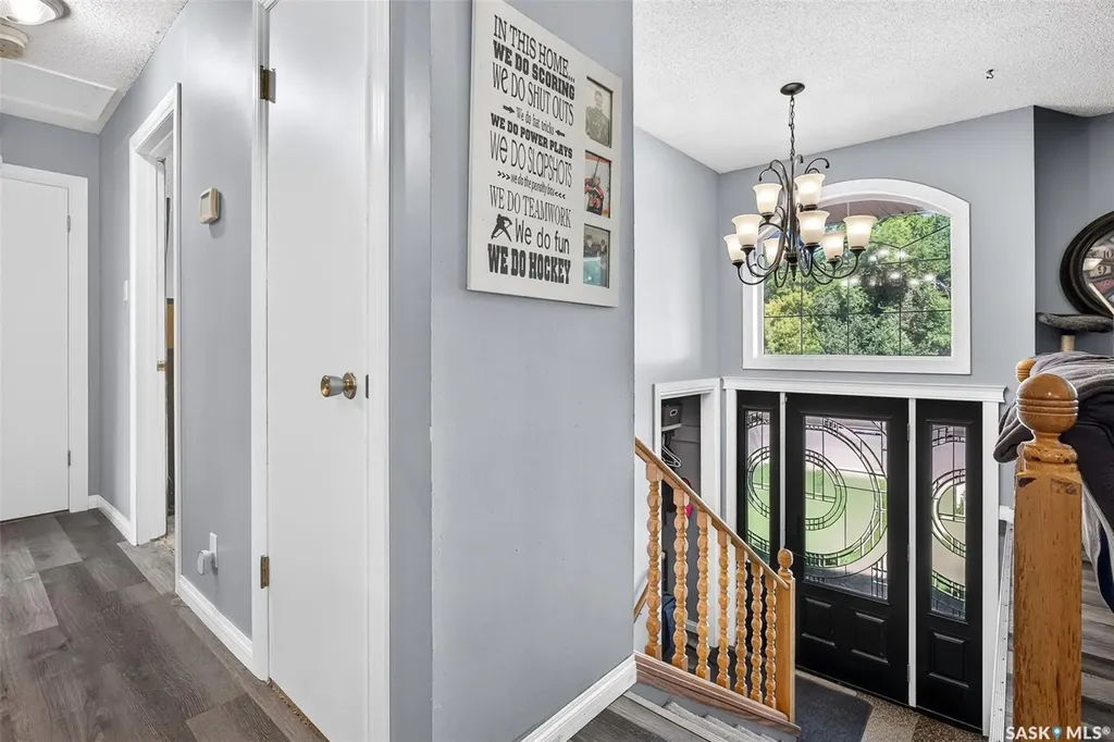 1207 Grandview Street W Moose Jaw SK S6H 5M3