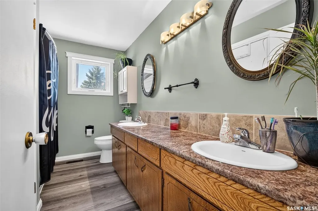 1207 Grandview Street W Moose Jaw SK S6H 5M3