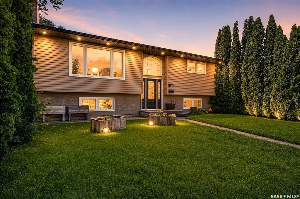 1207 Grandview Street W Moose Jaw SK S6H 5M3
