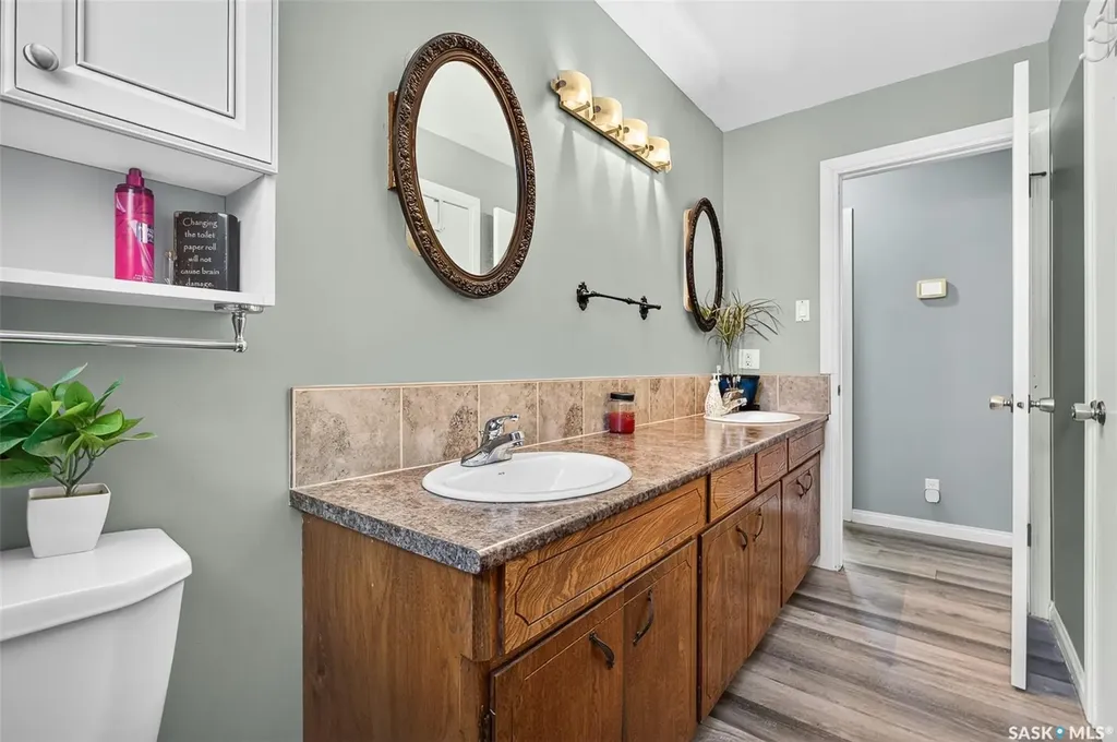 1207 Grandview Street W Moose Jaw SK S6H 5M3