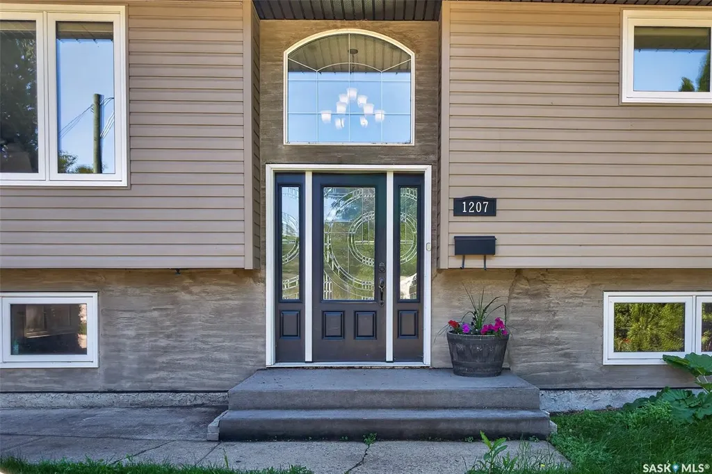 1207 Grandview Street W Moose Jaw SK S6H 5M3