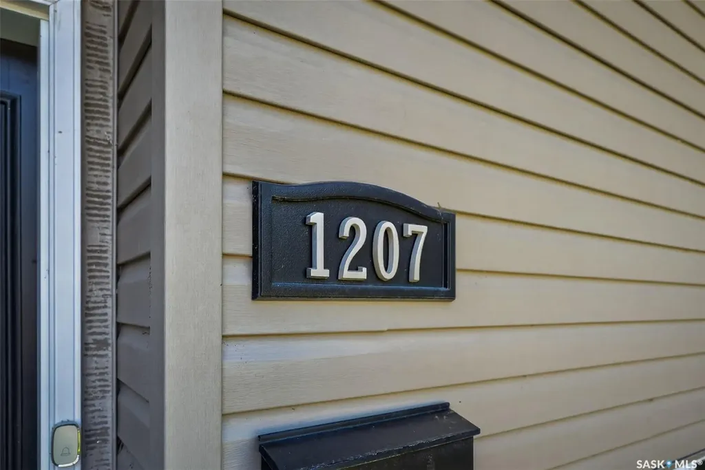 1207 Grandview Street W Moose Jaw SK S6H 5M3