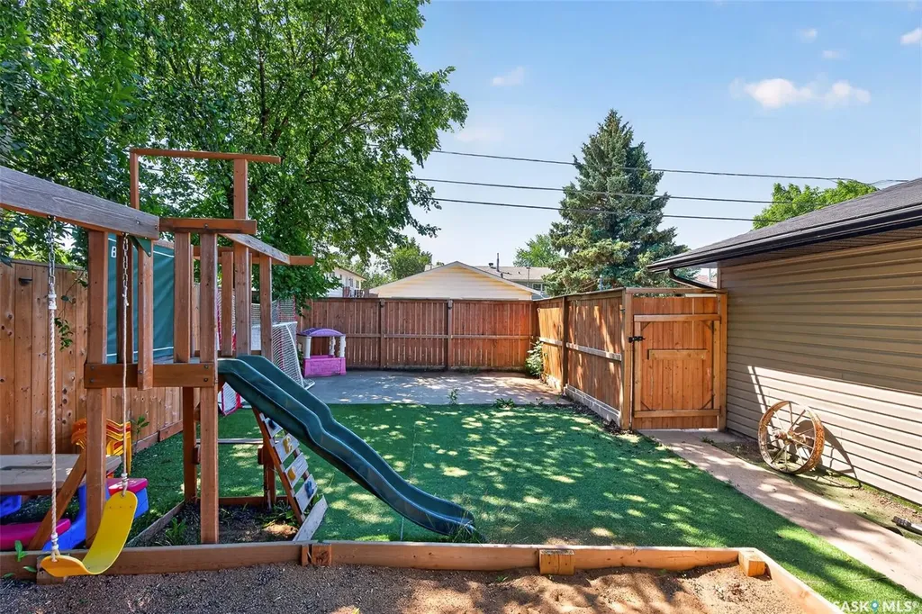 1207 Grandview Street W Moose Jaw SK S6H 5M3
