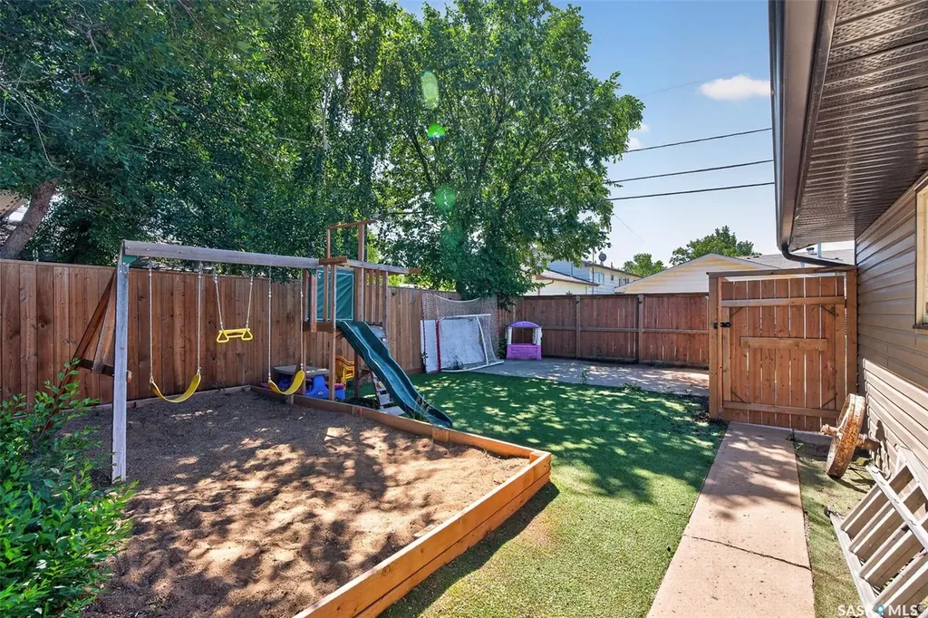 1207 Grandview Street W Moose Jaw SK S6H 5M3