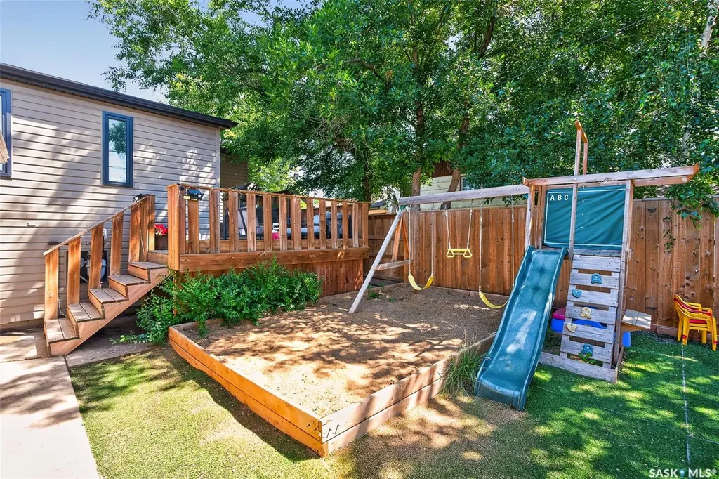 1207 Grandview Street W Moose Jaw SK S6H 5M3