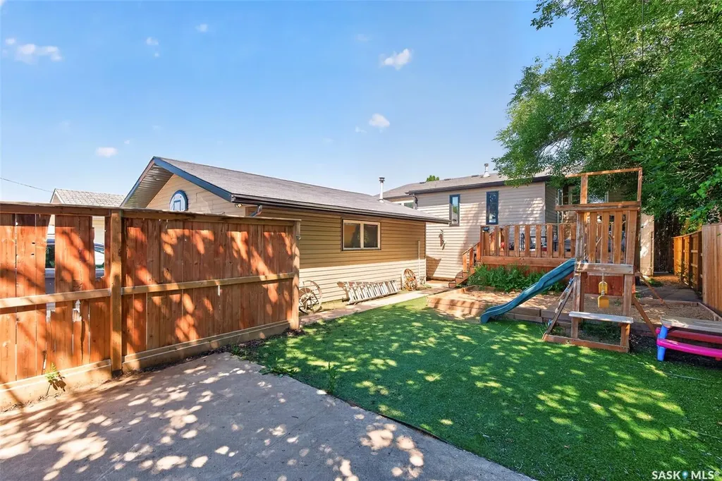 1207 Grandview Street W Moose Jaw SK S6H 5M3