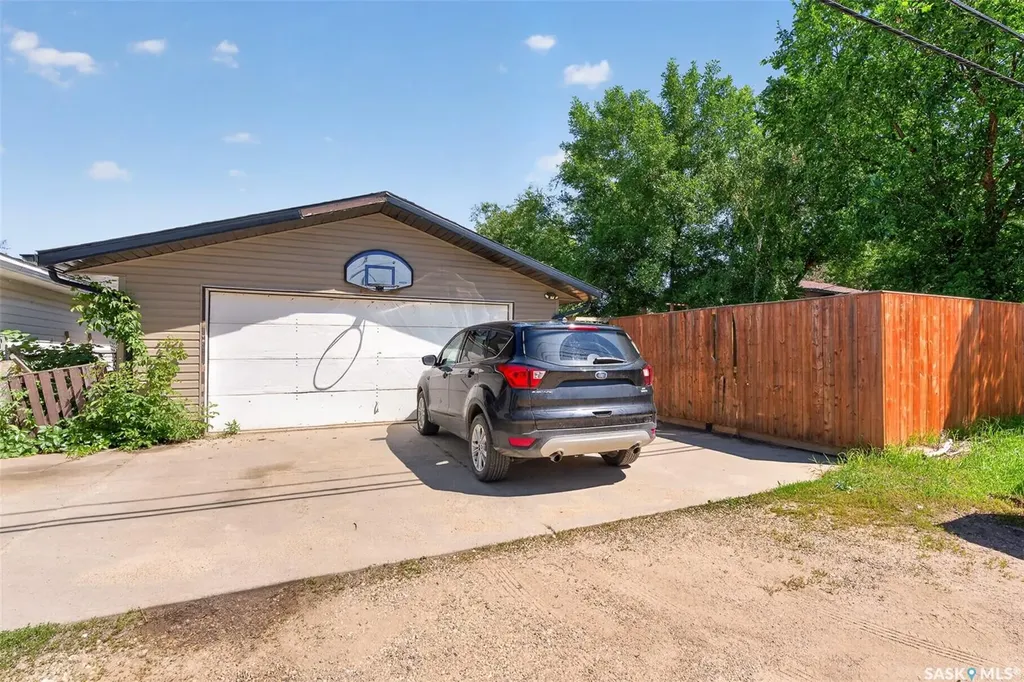 1207 Grandview Street W Moose Jaw SK S6H 5M3