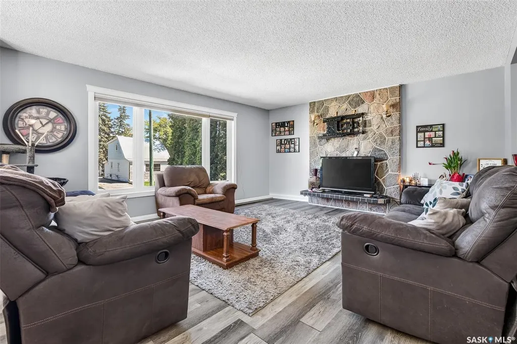 1207 Grandview Street W Moose Jaw SK S6H 5M3