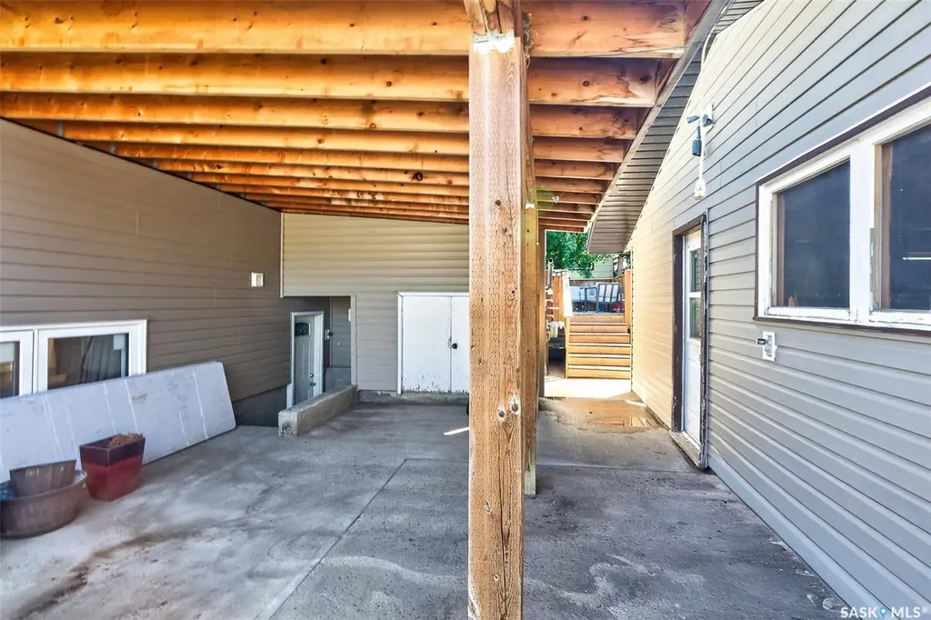 1207 Grandview Street W Moose Jaw SK S6H 5M3