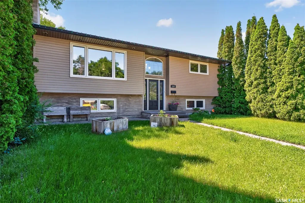 1207 Grandview Street W Moose Jaw SK S6H 5M3