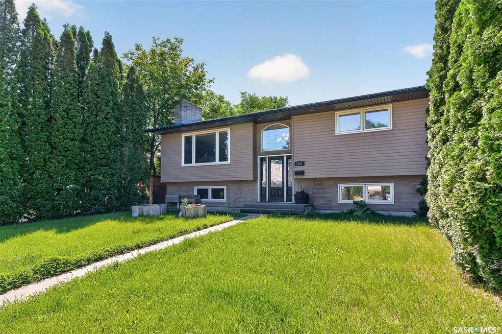 1207 Grandview Street W Moose Jaw SK S6H 5M3