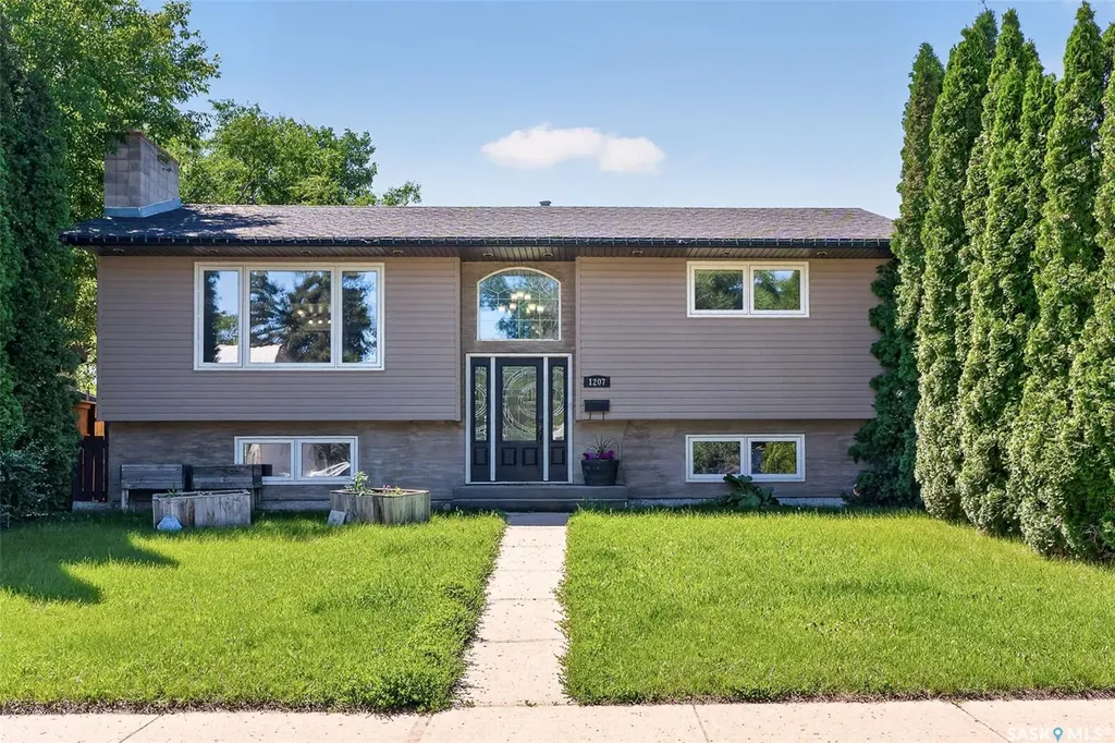1207 Grandview Street W Moose Jaw SK S6H 5M3