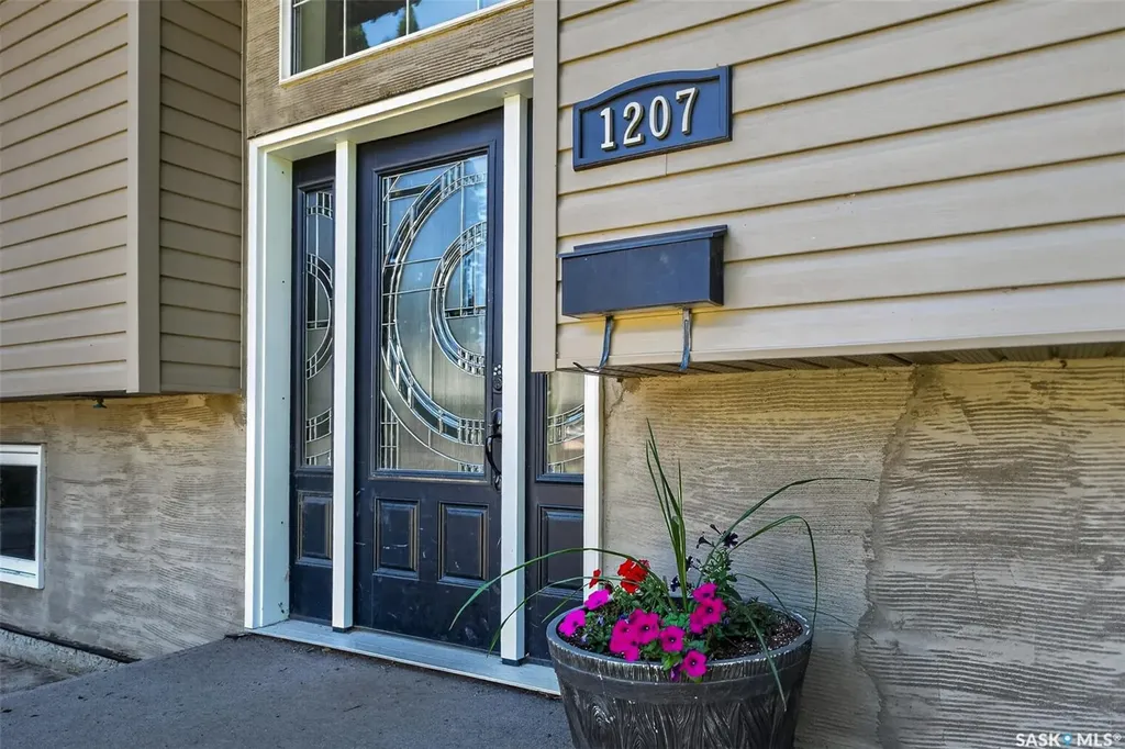 1207 Grandview Street W Moose Jaw SK S6H 5M3