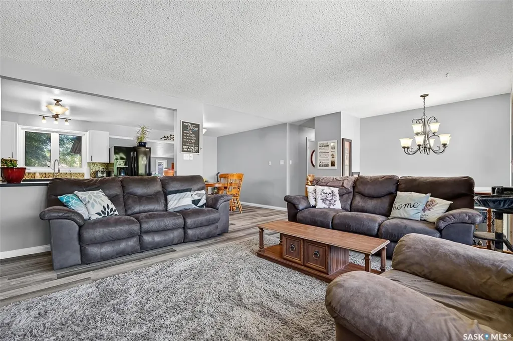 1207 Grandview Street W Moose Jaw SK S6H 5M3