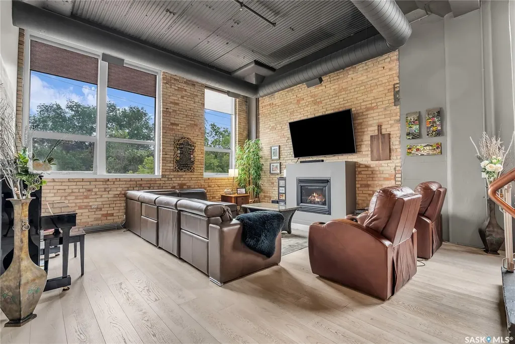 211 D Avenue N Saskatoon SK S7L 1M7