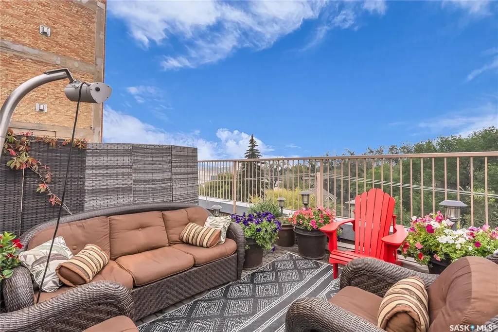 211 D Avenue N Saskatoon SK S7L 1M7