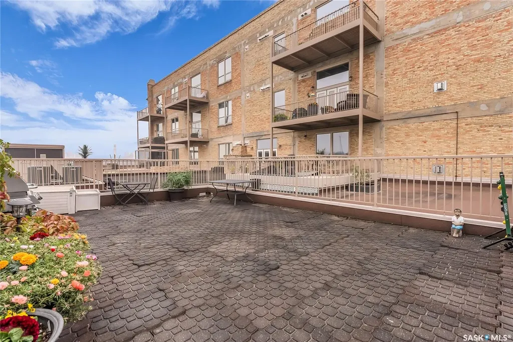 211 D Avenue N Saskatoon SK S7L 1M7