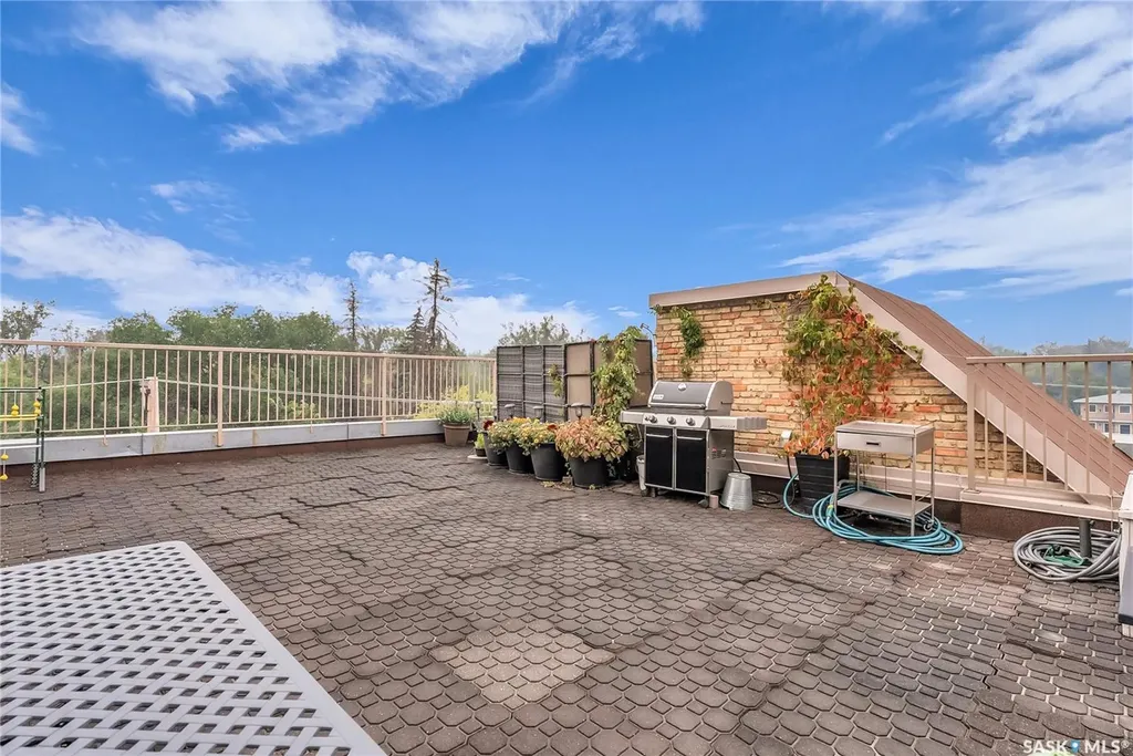211 D Avenue N Saskatoon SK S7L 1M7