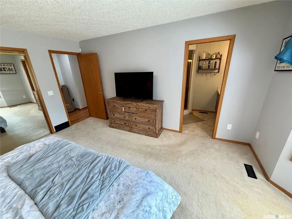 2746 Poplar Place E Regina SK S4V 1K8