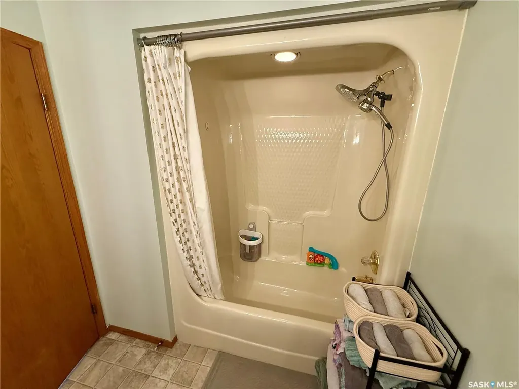 2746 Poplar Place E Regina SK S4V 1K8