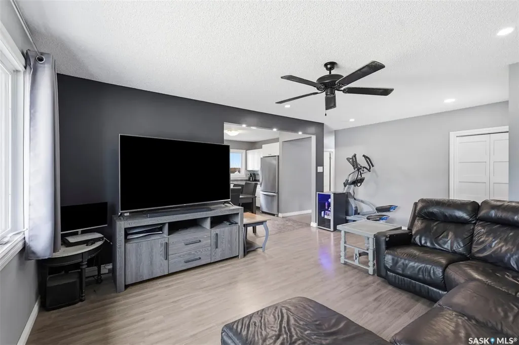 917 S Avenue N Saskatoon SK S7L 3A7