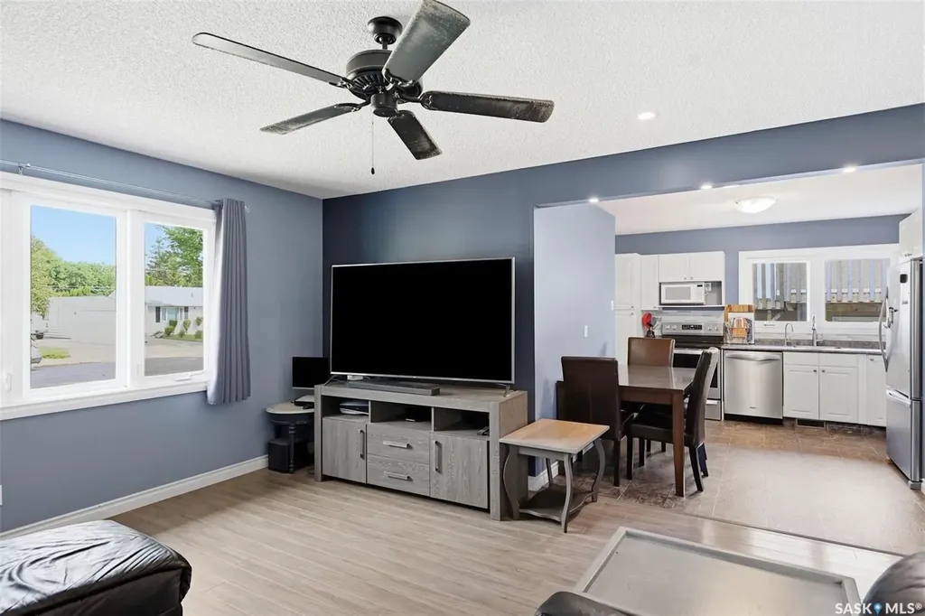 917 S Avenue N Saskatoon SK S7L 3A7