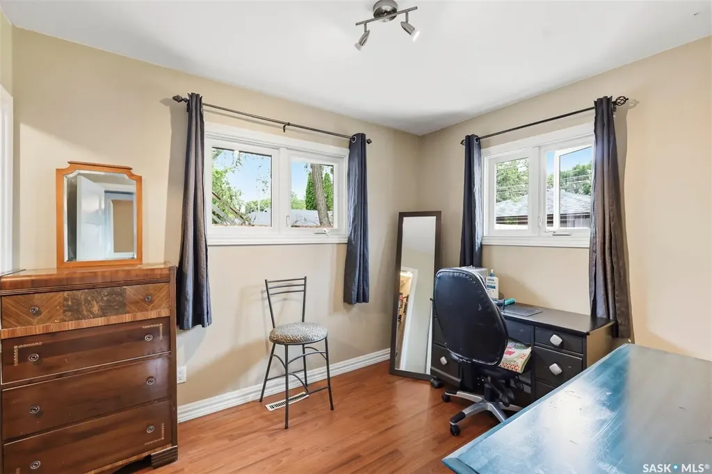 917 S Avenue N Saskatoon SK S7L 3A7