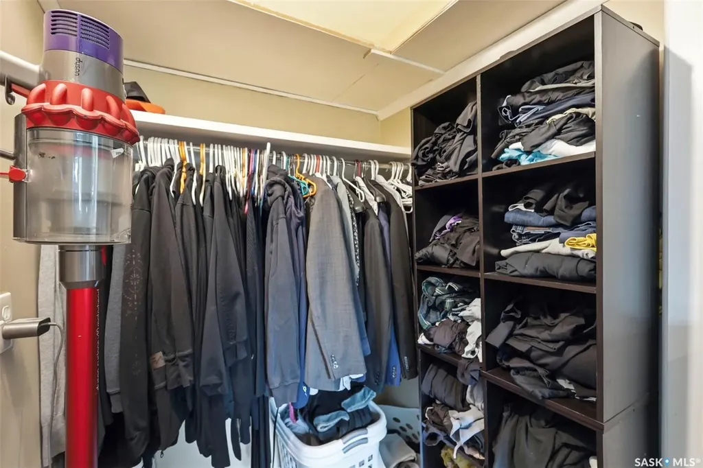 917 S Avenue N Saskatoon SK S7L 3A7